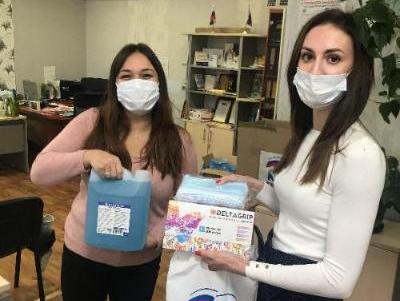 Партийцы Югорска передали 200 масок волонтерам