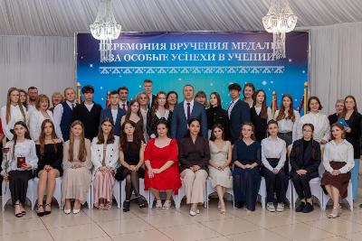 Выпускникам школ вручили медали «За особые успехи в учении» 