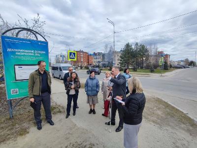 Глава Югорска Алексей Харлов совместно со специалистами администрации начал объезды города