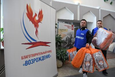 Югорчане вручили подарки от благотворительного фонда «Возрождение»