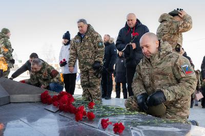 У мемориала «Защитникам Отечества и первопроходцам земли Югорской» прошла церемония возложения цветов