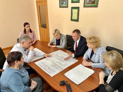 Партийный десант «Единой России» контролирует масштабные работы в здании поликлиники