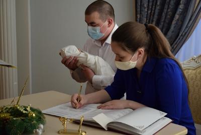 В Югорске поздравили первых новорожденных в 2021 году