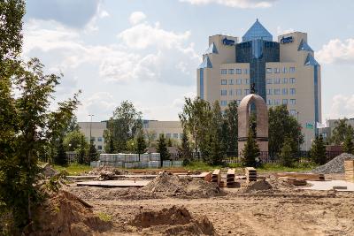 Продолжаются работы по реконструкции центрального городского сквера