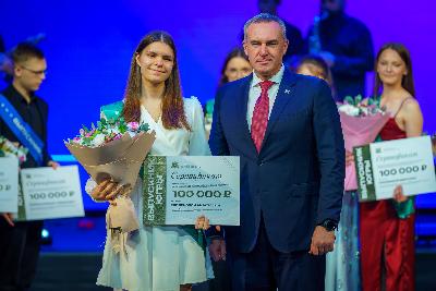  Яркий старт во взрослую жизнь: выпускники из Югорска на региональном фестивале «Это юность моя»