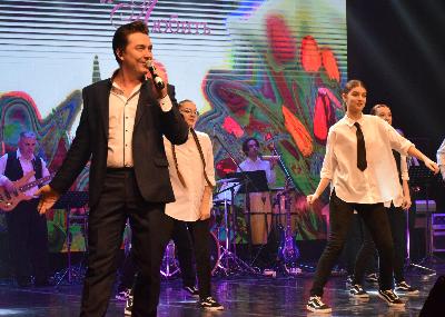 Прекрасную половину Югорска поздравили с наступающим праздником