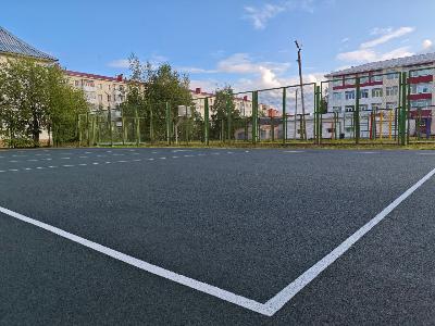 Югорск на спорте: у спортплощадок на улицах Садовой и Мира обновили покрытие