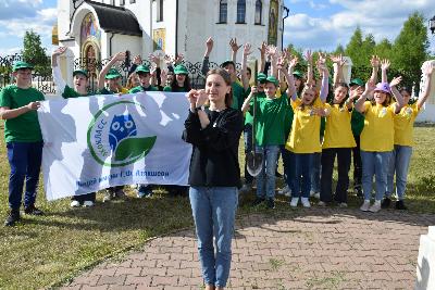 Югорчане приняли участие в Международной эстафете высадки деревьев «Сад дружбы»