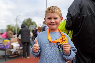 В Югорске прошел традиционный легкоатлетический забег «Бегущие сандалии»