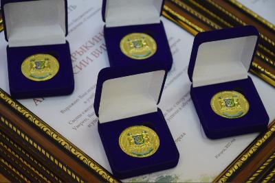 7 югорских выпускников окончили школу с золотой медалью