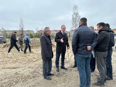 В Югорске проинспектировали ход реконструкции центрального сквера «Северное сияние»