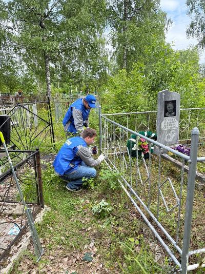 Сохраняя память: волонтёры благоустроили места захоронений ветеранов
