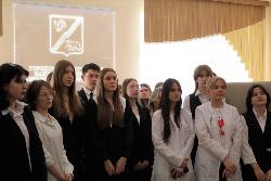 В администрации Югорска провели экскурсию для школьников и отметили активных югорчан