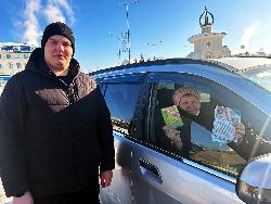  В преддверии Международного женского дня на дорогах Югорска прошла ежегодная акция «Цветы для автоледи»