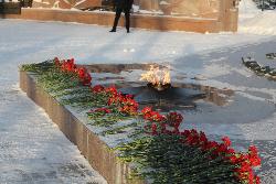 В День Героев Отечества в Югорске к мемориалу «Воинская Слава» возложили цветы