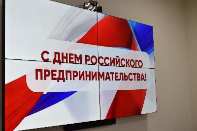 Глава Югорска Алексей Харлов вручил награды индивидуальным предпринимателям