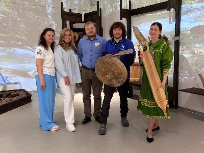 В Югорске побывал амбассадор «Движения Газманов-Родники», блогер-путешественник по имени Росс