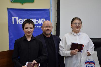 Юным югорчанам торжественно вручили паспорта