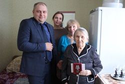 Дмитрий Крылов вручил медали к 75-летию Победы ветеранам