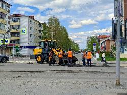 В городе продолжаются работы по ямочному ремонту дорог