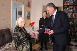 Сергей Голин вручил югорчанам медали к 75-летию Победы
