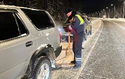 Госавтоинспекторы Югорска оказали помощь семье, следовавшей из Хулимсунта в Тюмень