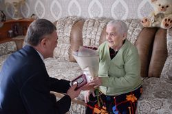 Продолжается вручение медалей к 75-летию Победы югорским ветеранам