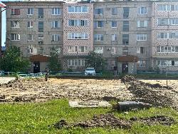 В Югорске начали обустройство детской игровой площадки