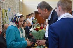 Сергей Голин в торжественной обстановке вручил ветеранам Югорска юбилейные медали 